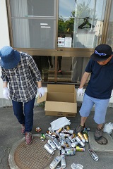 紙類、アルミ缶のリサイクル作業の様子