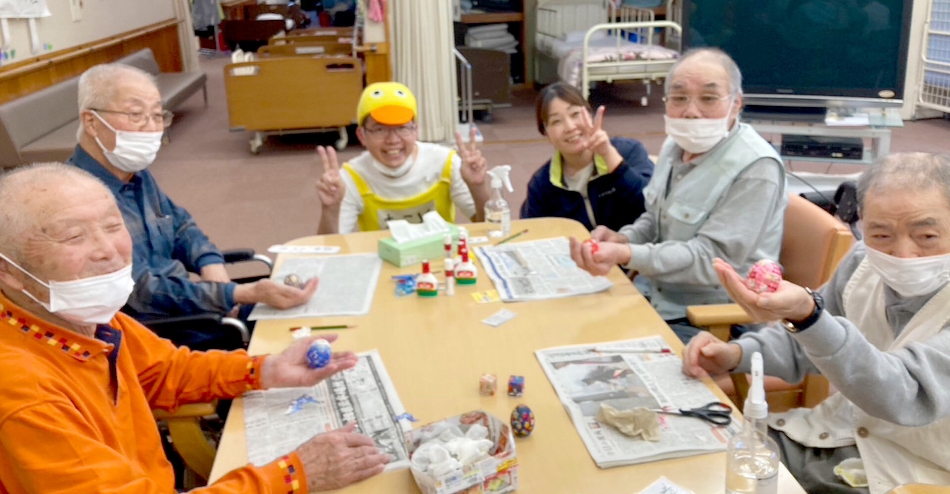 松本市社協で作品づくりの様子
