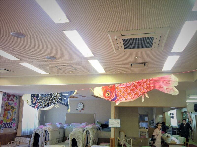 メインホールを泳ぐ鯉のぼり